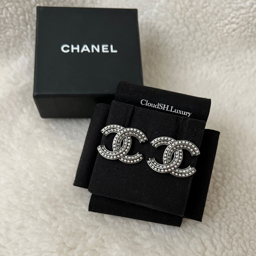 Auth Chanel Crystal Pearl CC Logo Large Silver Studs Earrings - Excellent